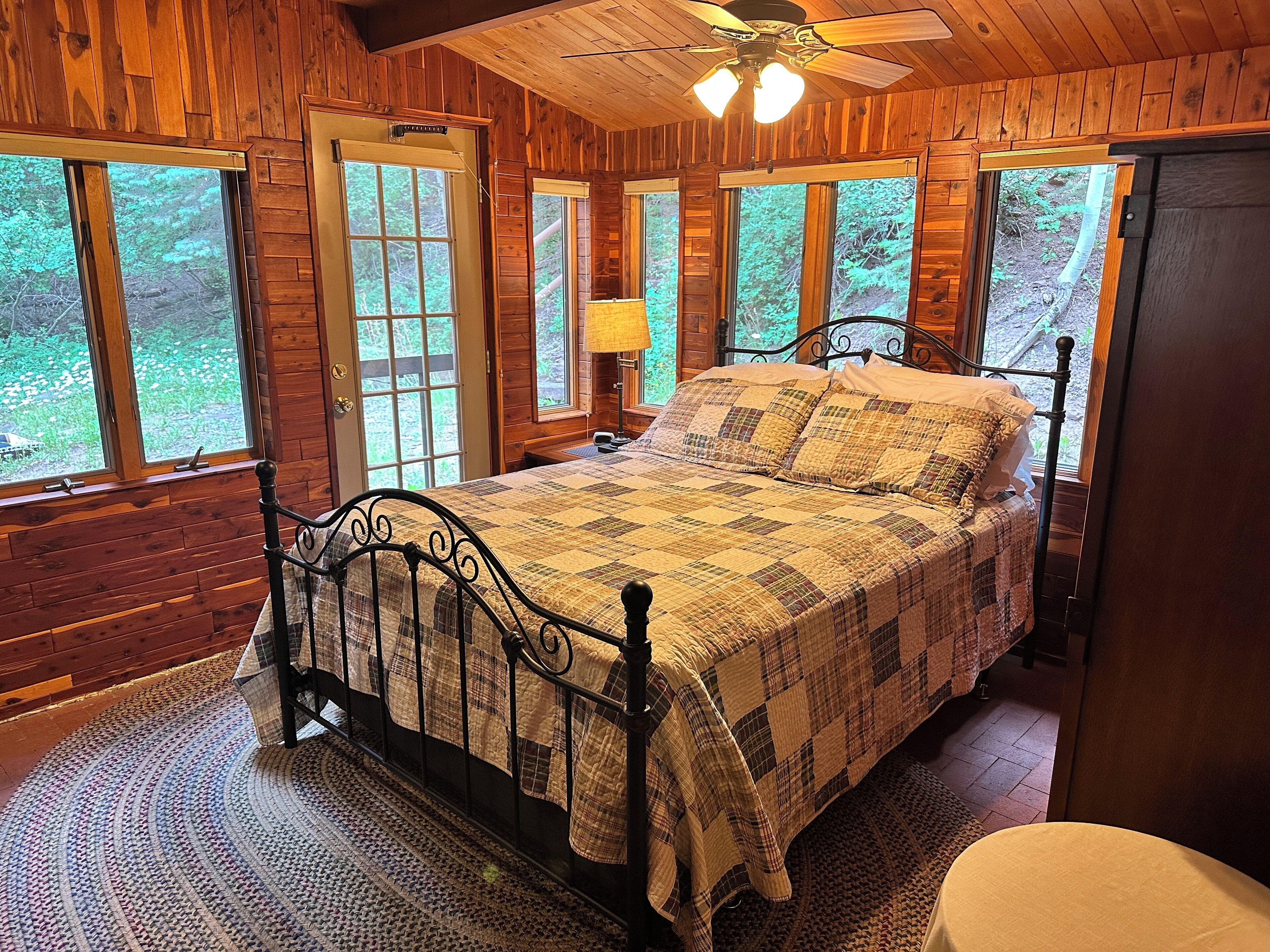 Gorgeous Ouray Cabin - Sleeps 10, Mountain View, Secluded, Convenient to town
