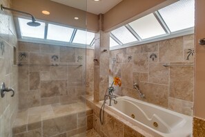 Badewanne, Haartrockner, Handtücher