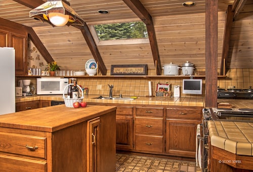 Spacious, 3BR/3BA, A/C, EV charger, game room, pool table, 2 miles from Yosemite