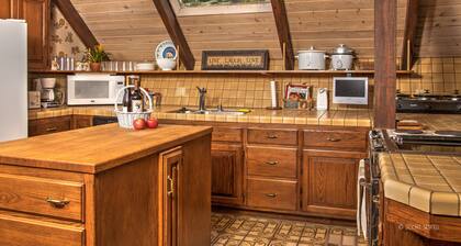 Spacious, 3BR/3BA, A/C, EV charger, game room, pool table, 2 miles from Yosemite