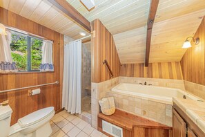 Kombinert dusj/badekar, hårføner, håndklær og såpe