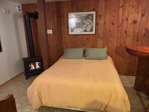 3 bedrooms, in-room safe, iron/ironing board, free WiFi