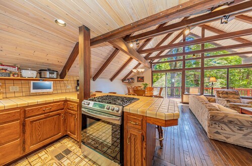 Spacious, 3BR/3BA, A/C, EV charger, game room, pool table, 2 miles from Yosemite