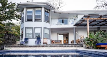 Hermosa casa de huéspedes justo en la Laguna de Apoyo!