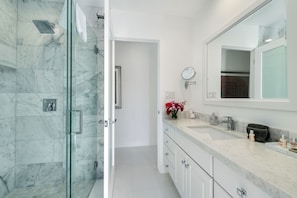 Shower, hair dryer, towels - PS Flamingo: Modern, Comfortable Meets Charm and Whimsy! (Palm Springs)