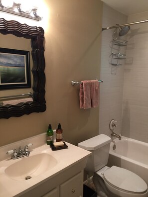 Sèche-cheveux, serviettes fournies