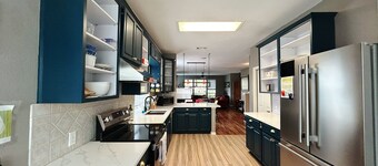 UUSI! Päivitetty kotiin ulkokylpytynnyri, grilli, Xbox, 4K-TV 