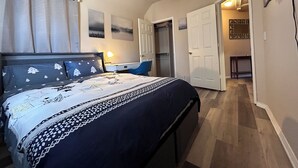 A bedroom with a bed, a ceiling fan, a desk, and a chair. - 4BR/4BA Quiet Central Frisco Home - Near Star Center, UNT, Toyota Sta. + Hot Tub (Frisco)