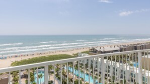 Hotel sulla spiaggia con piscina, spiaggia e vista sull'oceano.