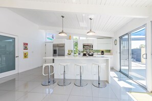 Fridge, microwave, oven, stovetop - Beautiful! Remodeled Mid-Century Alexander with SALTWATER pool, spa, bikes! (Palm Springs)