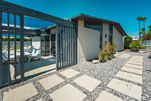 Outdoor dining - Beautiful! Remodeled Mid-Century Alexander with SALTWATER pool, spa, bikes! (Palm Springs)