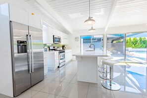 Een koelkast, een magnetron, een oven, een kookplaat