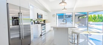 Beautiful! Remodeled Mid-Century Alexander w/ SALTWATER pool, spa, bikes, & more