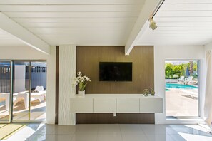 Interior - Beautiful! Remodeled Mid-Century Alexander with SALTWATER pool, spa, bikes! (Palm Springs)