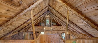 Tradicional cabaña frente al lago situado en el estanque de George hermoso