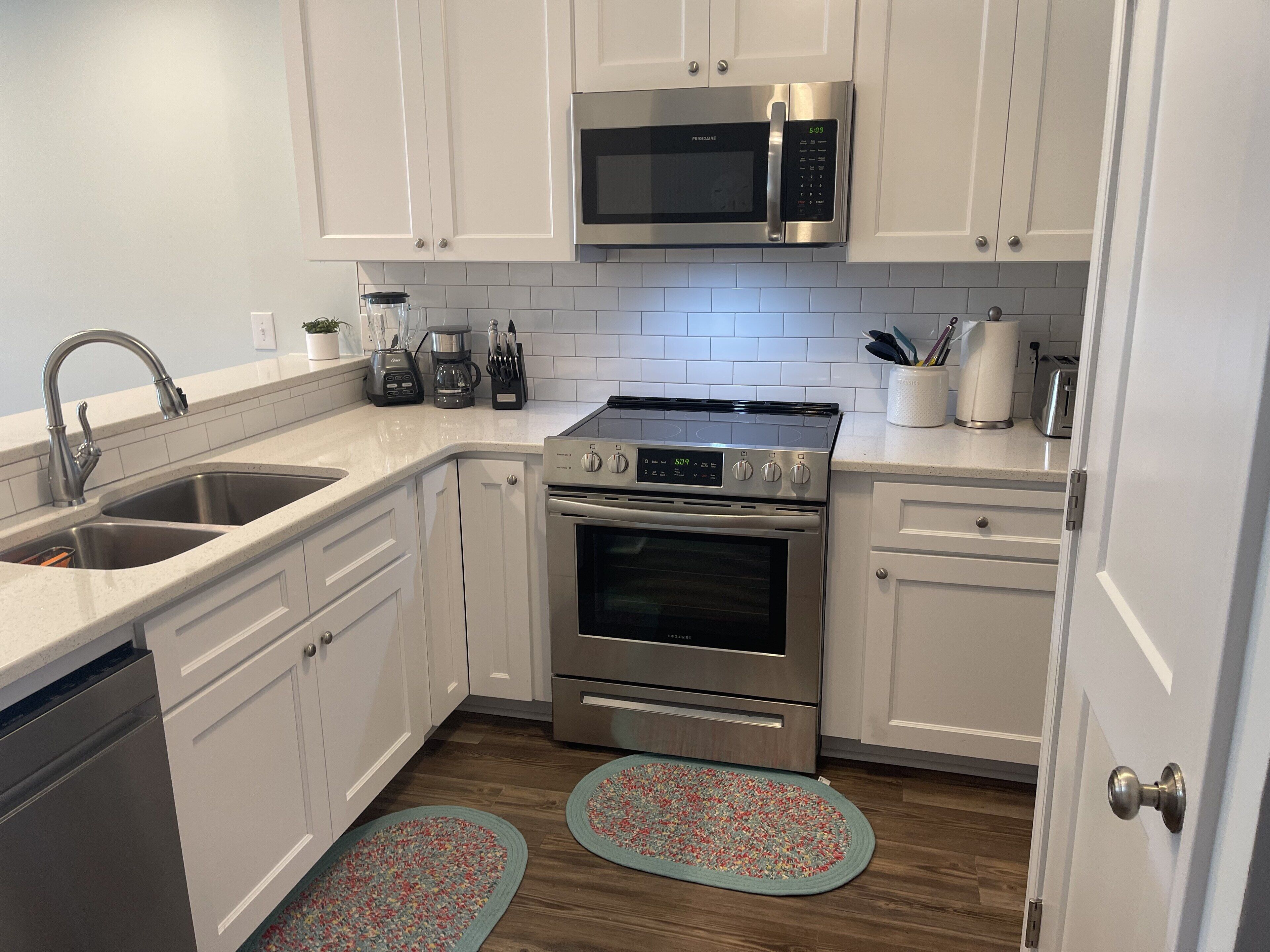 Renovated 2021!Family Fun 2br/2b Vacation Rental! Pools, waterslide, mini golf!!