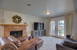 Smart TV, fireplace, DVD player, printers