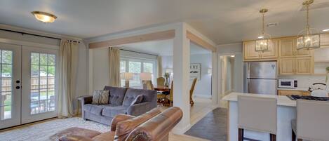 Smart TV, fireplace, DVD player, printers