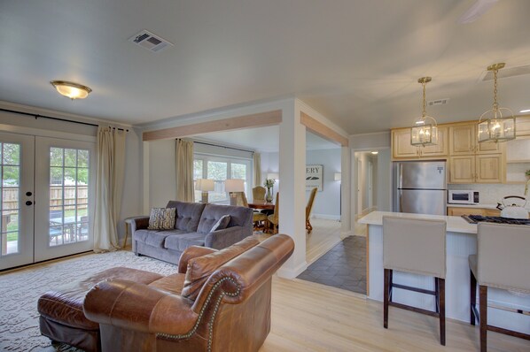 Smart TV, fireplace, DVD player, printers