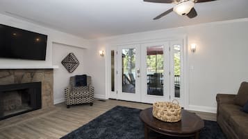 Smart TV, fireplace