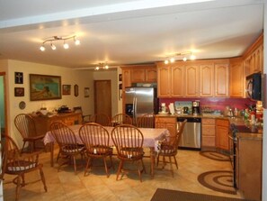 Dining - NOFO ESCAPE relax-swim-enjoy. Bachelorettes-Weddings-Family vacation (Greenport)