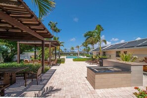 Outdoor dining - Seven Mile Beach, Cayman Grand 32, 2 bd/2bth condo w/pool at Island Pine Villas (Seven Mile Beach)