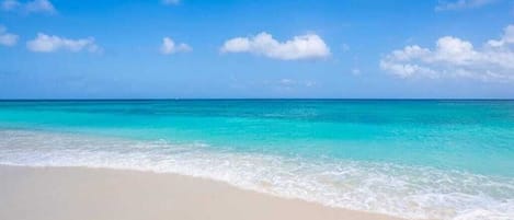 Sur la plage, chaise longue, serviettes de plage