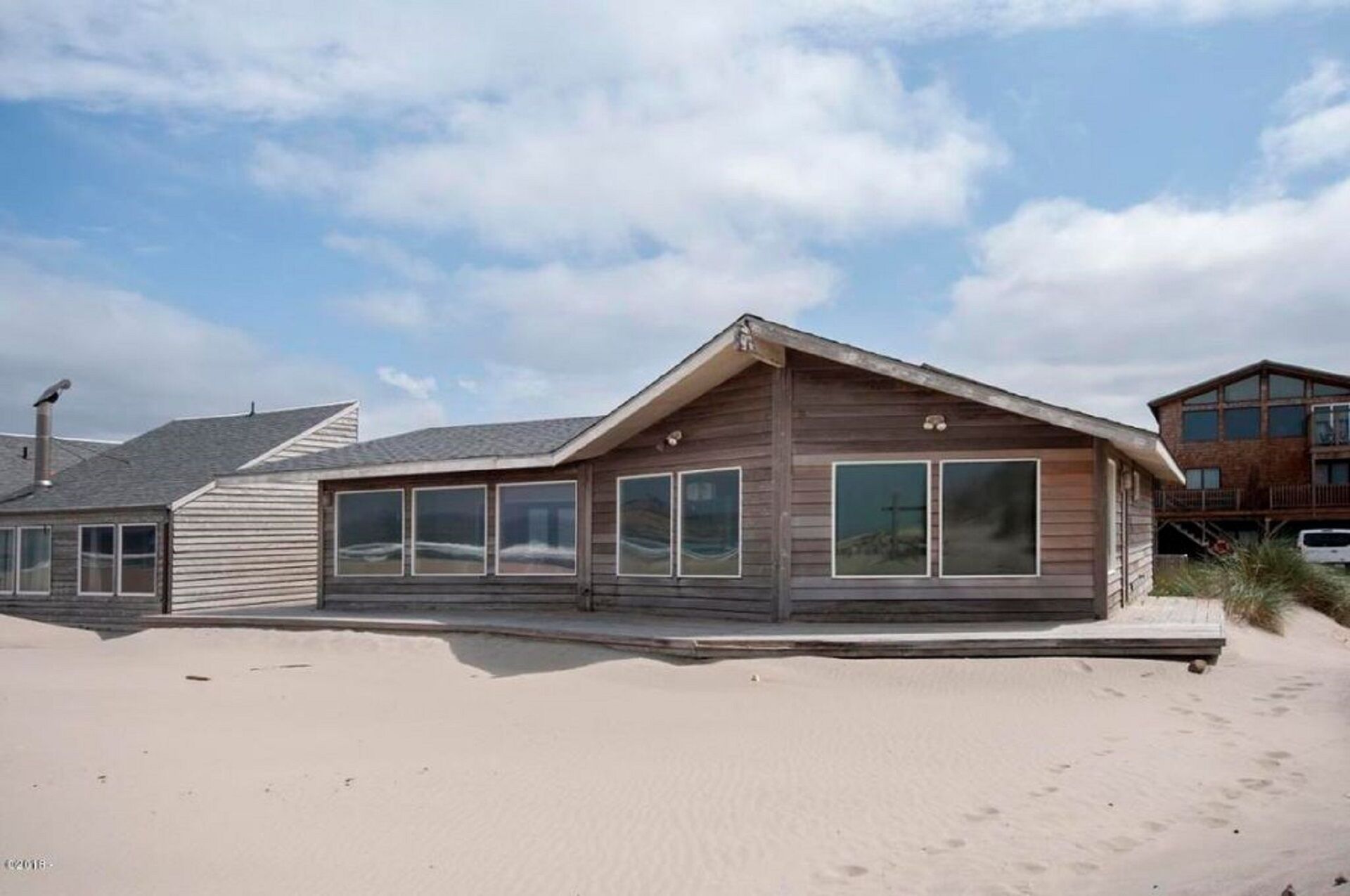 Ocean Front House - Gorgeous Views - The Beach is Your Backyard!