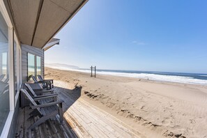 Accommodatie ligt op het strand, ligstoelen, strandlakens
