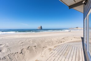 Plage, chaises longues, serviettes de plage