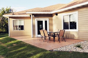 Outdoor dining - Beautiful Lake Home on Long Lake, Sleeps 18, Over 2 Acres (Spicer)