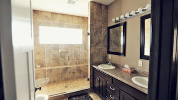 Douche, serviettes fournies, savon