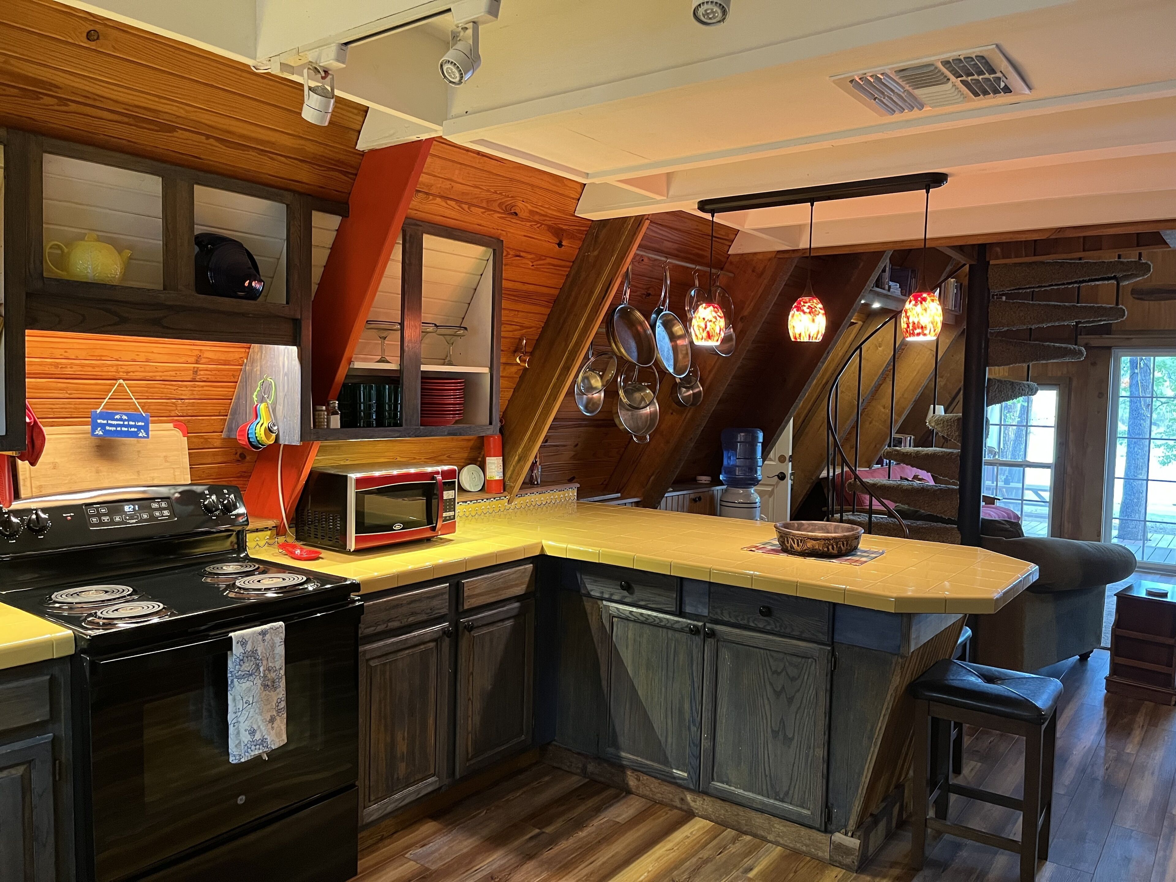 Secluded cove! Fish, hike, hunt! Keep boat in water on private dock Sleeps 18