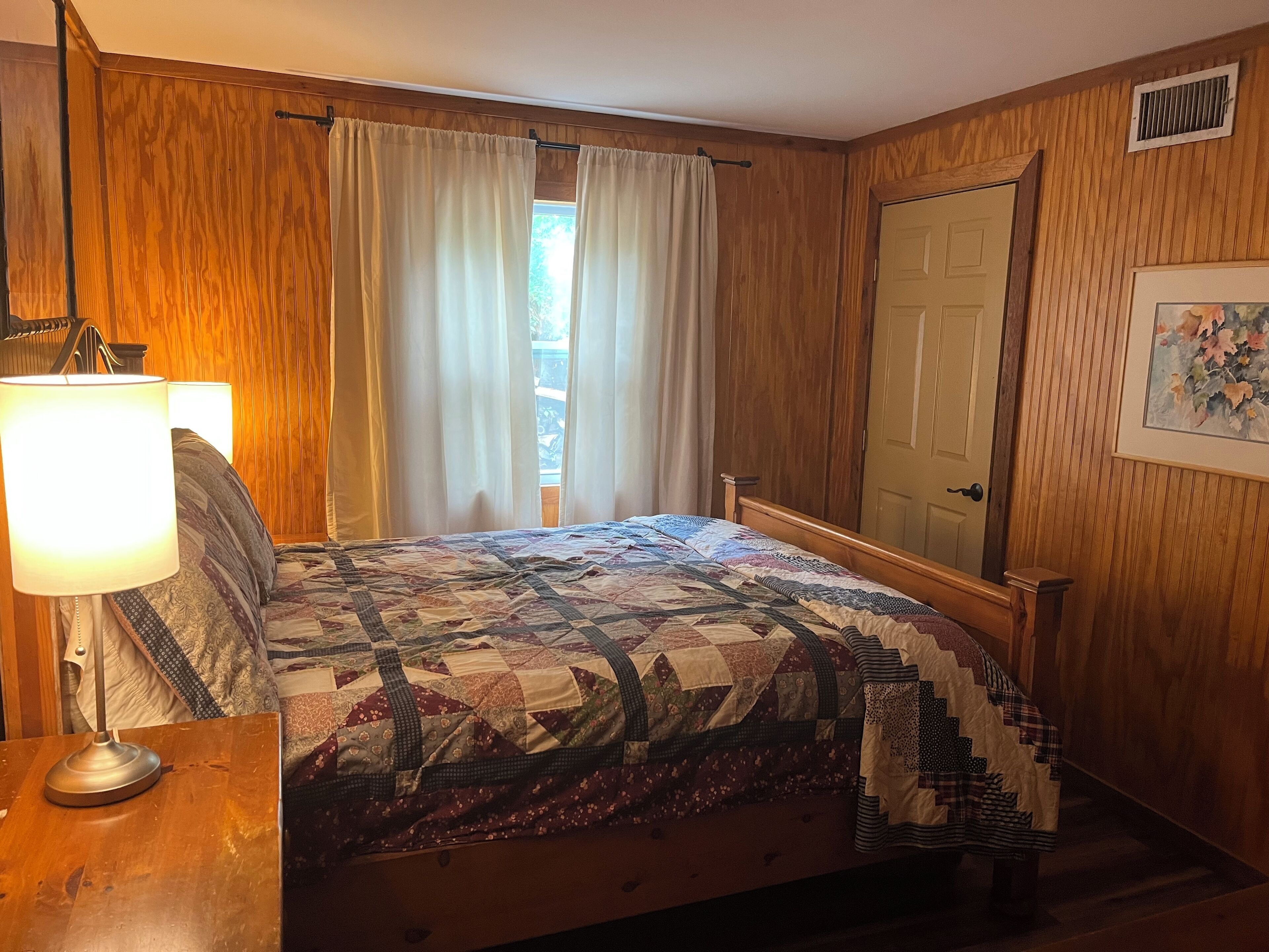 Secluded cove! Fish, hike, hunt! Keep boat in water on private dock Sleeps 18