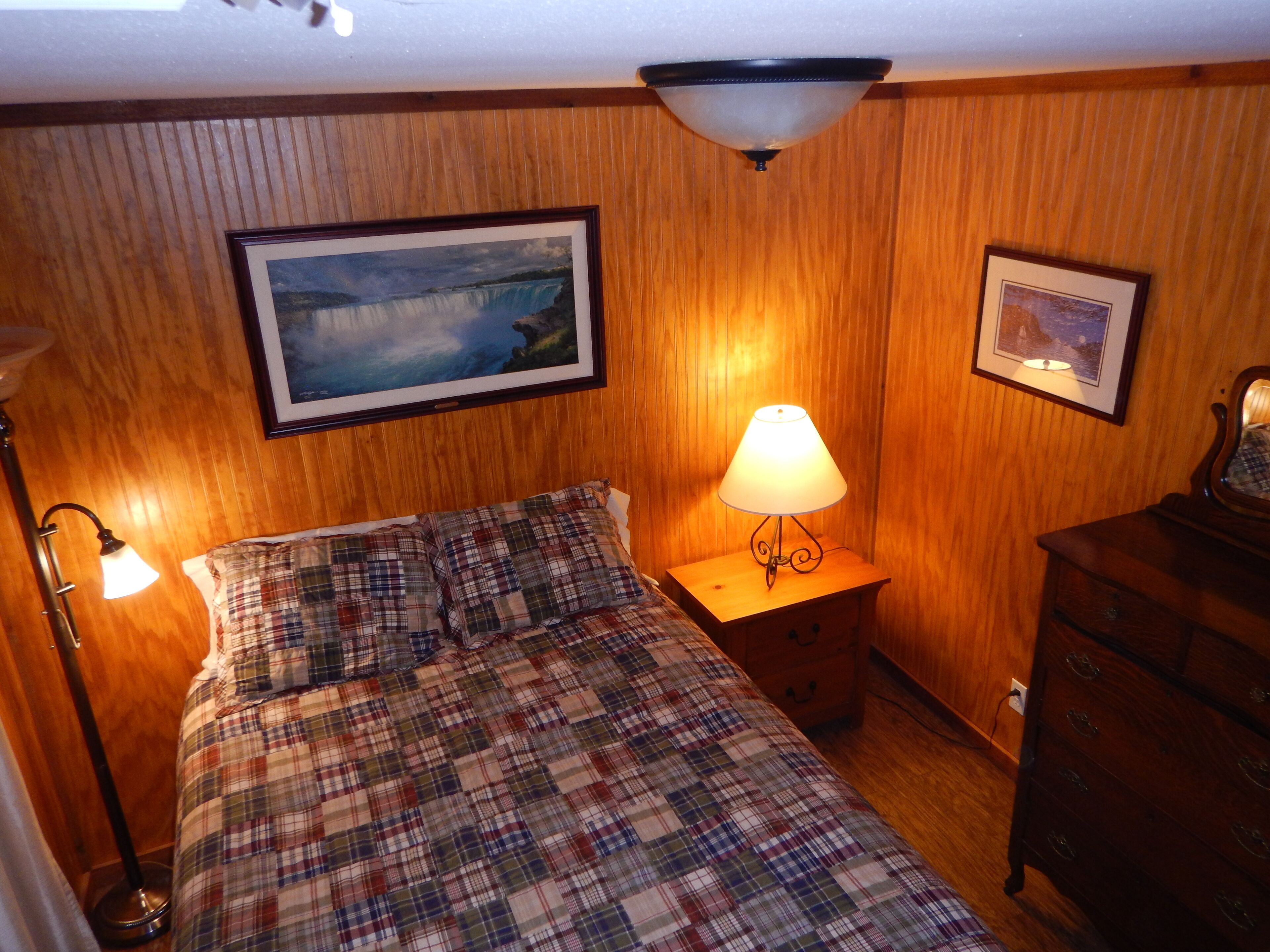 Secluded cove! Fish, hike, hunt! Keep boat in water on private dock Sleeps 18