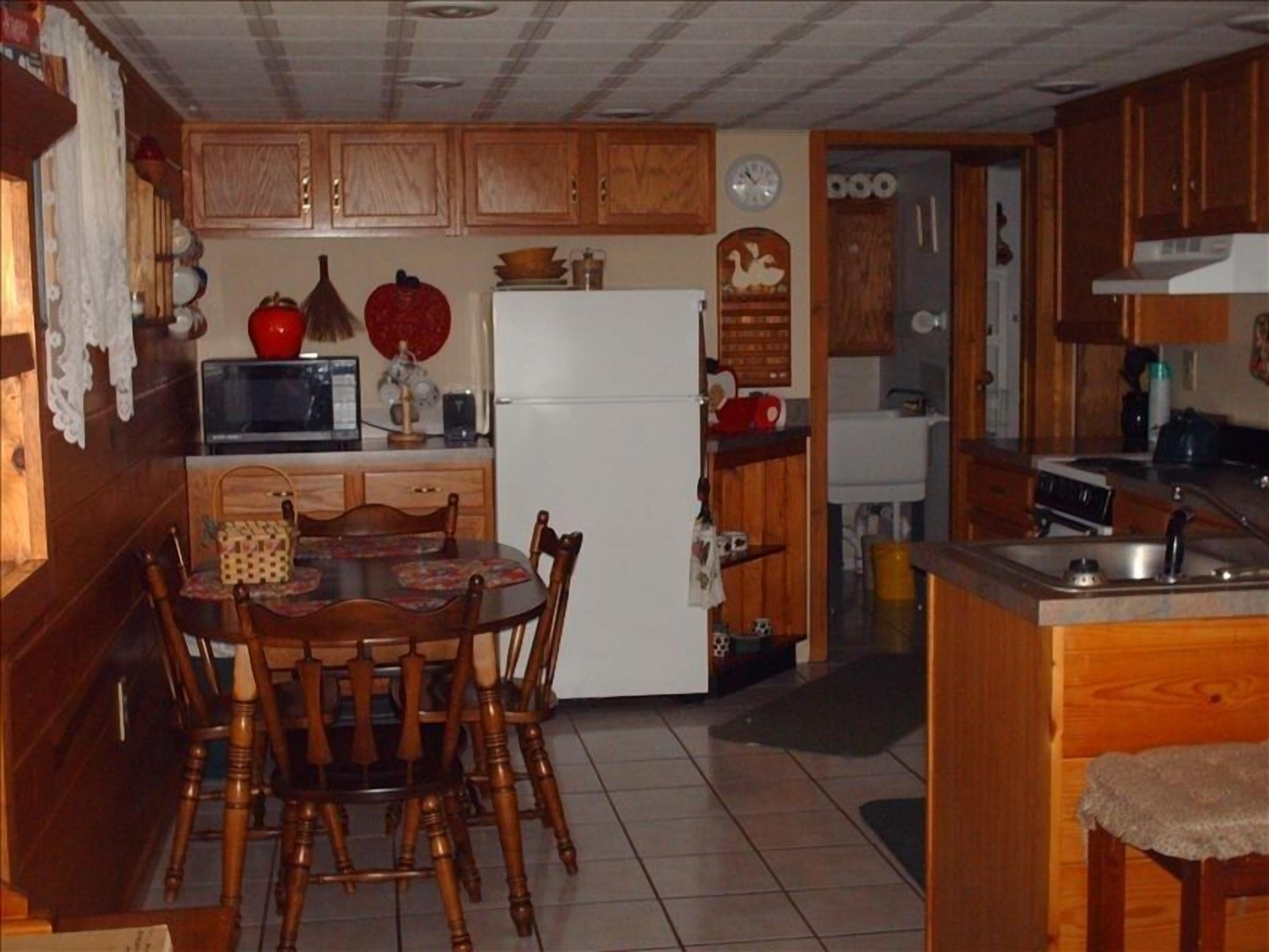 Lake Front, Recently Renovated 3 Bedroom Cottage, Harper Lake