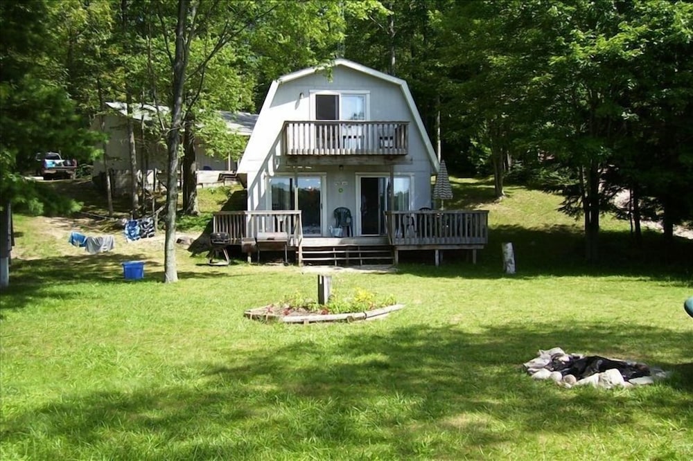 Lake Front, Recently Renovated 3 Bedroom Cottage, Harper Lake
