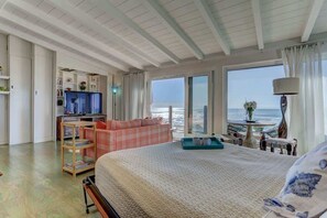 1 bedroom, iron/ironing board, WiFi, bed sheets - Beautiful Beach Front Studio (La Jolla)