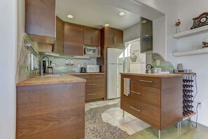 Fridge, microwave, stovetop, dishwasher - Beautiful Beach Front Studio (La Jolla)