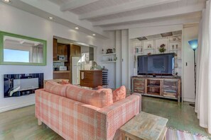 TV - Beautiful Beach Front Studio (La Jolla)
