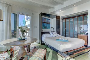 Tabla de planchar con plancha, wifi, ropa de cama