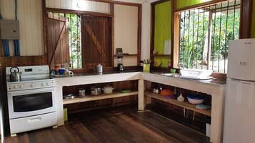 Frigorífico, horno, placa de cocina y cafetera o tetera