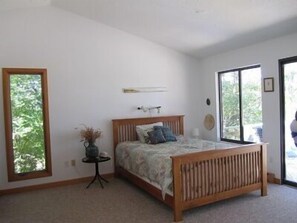 4 bedrooms, desk, iron/ironing board, free WiFi