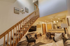 Télévision, cheminée, espaces bureaux