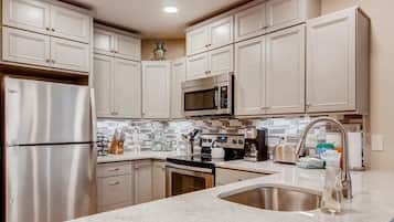 Réfrigérateur, micro-ondes, four, plaque de cuisson