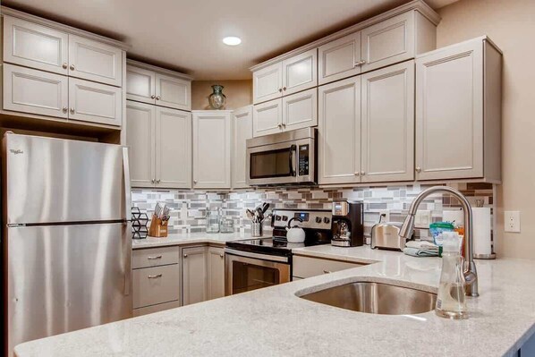 冰箱、微波炉、烤箱、炉灶