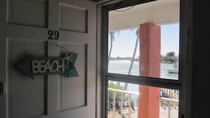 Ein Zimmer mit Blick auf einen Strand, eine Wand mit der Nummer 29 und ein Schild mit dem Schriftzug BEACH.