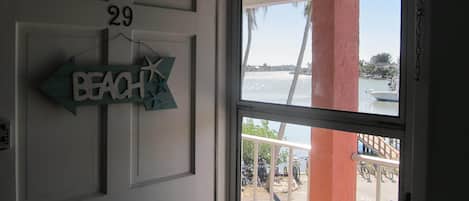 Ett rum med utsikt över en strand, siffran 29 på väggen och en skylt med texten ”STRAND”.