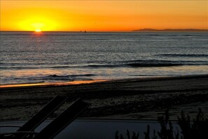On the beach, sun loungers, beach towels - LARGE CONTEMPORARY HOME ON THE SAND, HOT TUB, CHEF’S KITCHEN, ENDLESS VIEWS (Capistrano Beach)