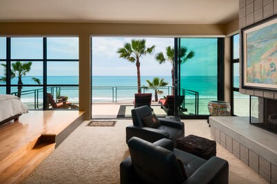 LARGE CONTEMPORARY HOME ON THE SAND, HOT TUB, CHEF’S KITCHEN, ENDLESS VIEWS